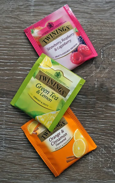 Ahşap yüzeyde twinings üç poşet çay çeşitleri (yeşil, meyveli ve baharatlı). — Stok fotoğraf