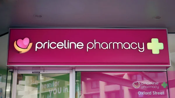 Priceline Pharmacy assinar acima da entrada para a farmácia na Oxford Street em Sydney CBD . — Fotografia de Stock