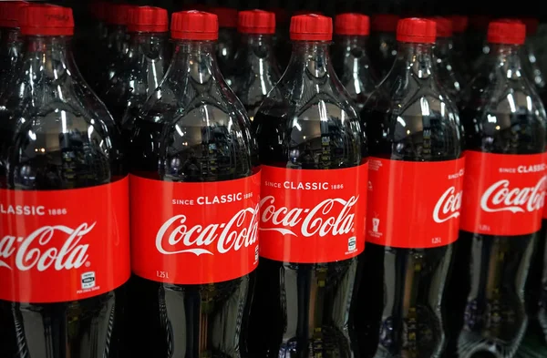 Продукты Coca-Cola выставлены в продуктовом магазине . — стоковое фото