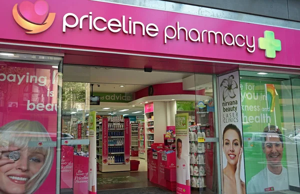 Магазин Priceline Pharmacy на Оксфордской улице является одним из крупнейших австралийских розничных продавцов товаров для здоровья и красоты, принадлежащим и управляемым Australian Pharmaceutical Industries . — стоковое фото