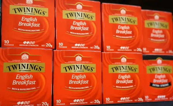 Exhibición de Twinings Inglés Desayuno té paquetes de 20 g en un estante en la tienda de comestibles . —  Fotos de Stock