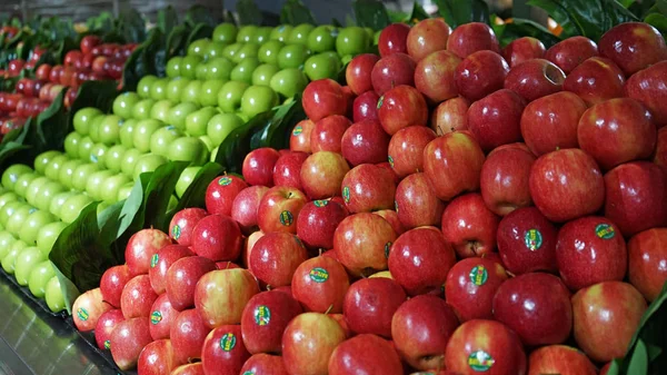 Fruit aisle with piles of red and green apples in Australian supermarket — Stock Photo, Image