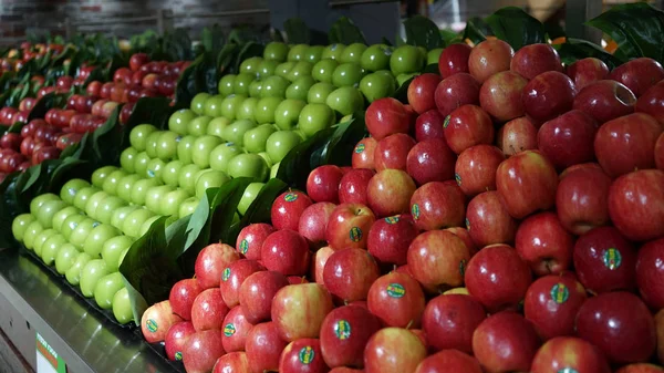 Apple selection aisle with sections of red and green apples in Australian supermarket Romeos IGA — Stock Photo, Image