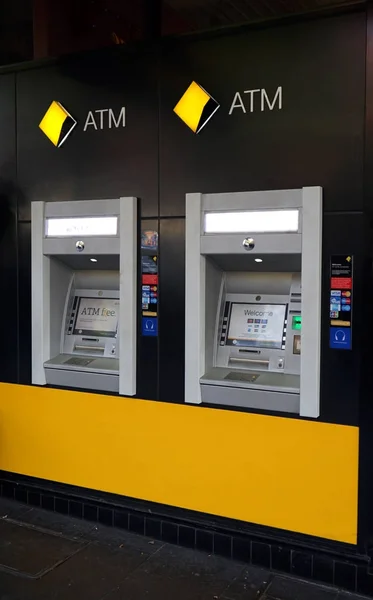 澳大利亚人的"大四"，联邦银行拥有分支机构和自动取款机传遍全球，这其中包括在柏克街 — 图库照片