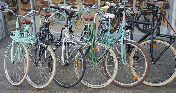 Vintage Lekker rowery zaparkowane ładnie w wiersz poza sklep rowerowy — Zdjęcie stockowe