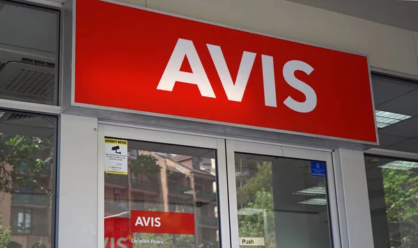 Логотип Avis над входом в филиал CBD в Сиднее — стоковое фото