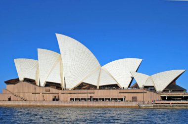 Sydney'in en ünlü simge, Sydney Opera Binası yan görünüm