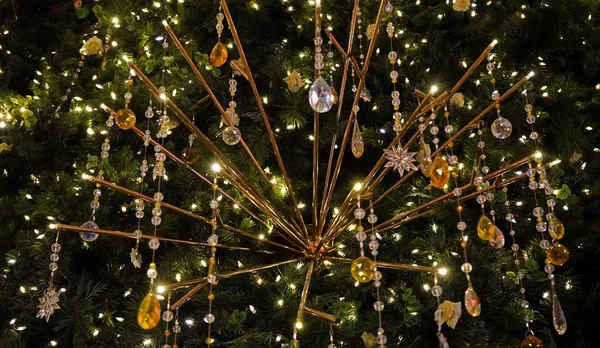 Close-up of Christmas fir tree decorations with precious crystal pendants and rose flowers — Stock Photo, Image