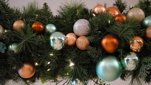 ख्रिसमस ट्री आणि सजावट. चेंडू आणि दिवे सह गार्लँड — स्टॉक फोटो, इमेज
