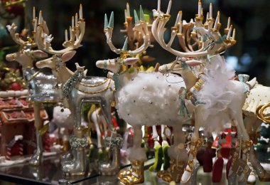 Noel vitrin Ren geyiği mevsimlik oyuncaklar ve süsleri el yapımı topluluğu ile.