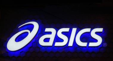 Asics logosu mavi neon tabela. Asics ayakkabı üreten ve spor malzemeleri Japon uluslararası bir şirkettir.
