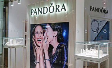 Kraliçe Victoria binada Pandora mücevher dükkanı. Pandora tasarlayan, üreten ve modern takılar el bitmiş piyasalar bir firmadır.