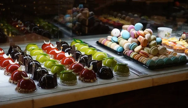 Macaroons and other cakes on display of confectionery shop in Australia — Stock Photo, Image