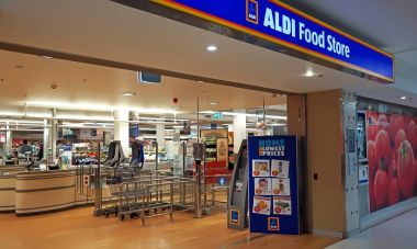 Sydney, Avustralya - 13 Kasım 2017: Aldi süpermarket giriş iç Edgecliff. Aldi Avustralya'da faaliyetlerini genişletiyor büyük Alman indirim süpermarket zinciri olsun.