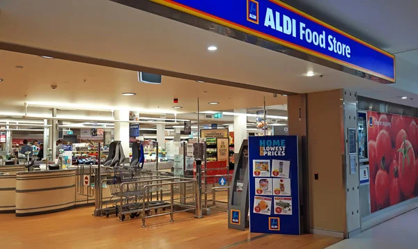シドニー オーストラリア 2017 Aldi スーパー マーケット入り口内部三重県 アルディはオーストラリアでの事業を拡大している大型ドイツ ディス カウント スーパー — ストック写真