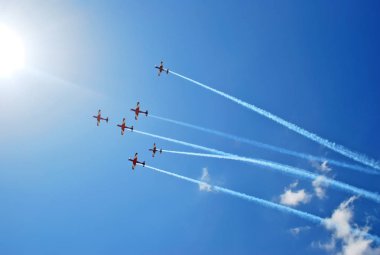 Akrobasi ekibi air Show'da uçuş gerçekleştirir