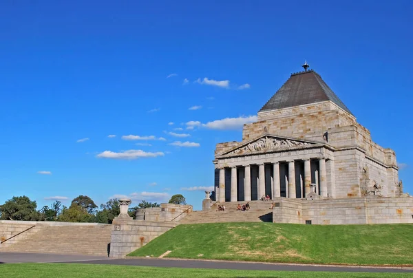 Melbourne, Avustralya - 21 Mart 2016: Tapınak anma anma adımlar üzerinde turist. I. Dünya Savaşı ve II anıtı olduğunu.