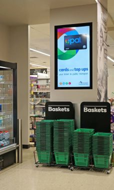 Sydney, Avustralya - 03 Kasım 2017: Woolworths süpermarket iç müşteriler için sepet ile. Woolworths 900'den fazla mağaza ile büyük Avustralyalı süpermarket zinciri olduğunu.