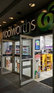 Sydney, Avustralya - 03 Kasım 2017: Woolworths 900'den fazla mağaza ile büyük Avustralyalı süpermarket zinciri var. Bu belediye deposu girişidir Sydney.