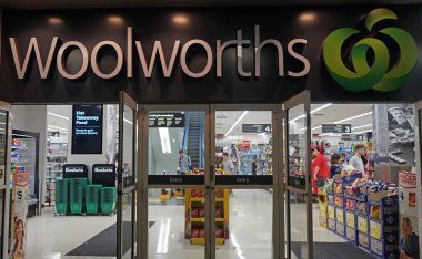 Sydney, Avustralya - 03 Kasım 2017: Woolworths süpermarket Sydney, kimliği belirsiz kişi salonu. Woolworths olduğunu birlikte Avustralya pazarının yaklaşık % 80 muhasebe Coles birlikte Avustralya bakkal zinciri.