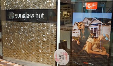 Sydney, Avustralya - 03 Kasım 2017: Sunglass Hut perakende mağaza dış ekranda büyük Ray-Ban reklam posteri ile.