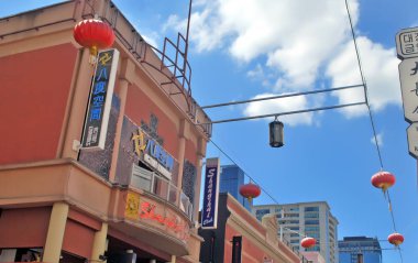 Melbourne, Avustralya - 21 Mart 2016: Kırmızı Çin fenerler üzerinde Chinatown ana cadde, düşük açısı shot