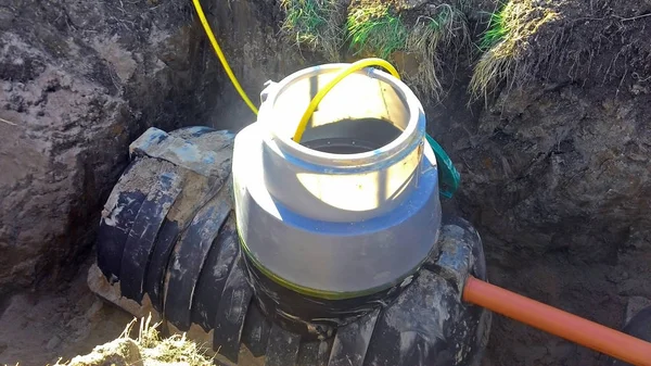 下水道排水管正连接到化粪池进行废物处理 — 图库照片