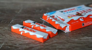 Sydney, Avustralya - 01 Kasım 2017: Kinder çikolata İtalyan şekerleme makinesi Ferrero tarafından yapılan, çocuklar için çok popüler bir tatlı olduğunu.