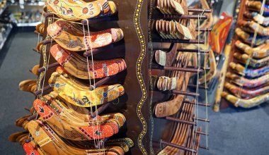 Sydney, Avustralya - 23 Mayıs 2019: George Caddesi 'ndeki bir hediyelik eşya dükkanında Aborjin el boyama bumerangları.