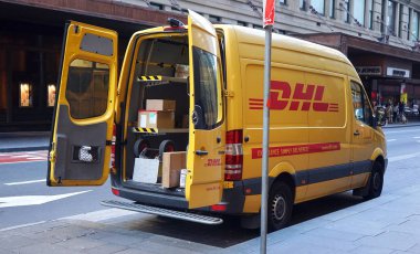 Sydney, Nsw / Avustralya - 23 Mayıs 2019: Sydney Cbd bölgesinde park edilmiş sarı Dhl arabası. Posta, paket ve doküman kurye teslimatı.