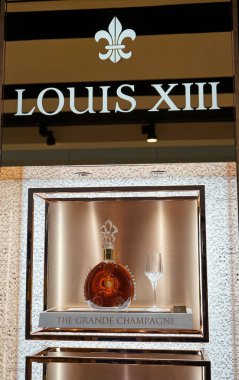 Dubai, Uae - 14 Kasım 2019: Bir şişe Louis Xiii by Remy Martin Cognac ve markalı bir vitrinde bir bardak.