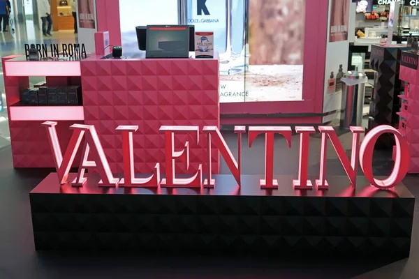 아랍에미리트 2019 공항의 발렌티노 브랜드 로고가 발렌티노 — 스톡 사진