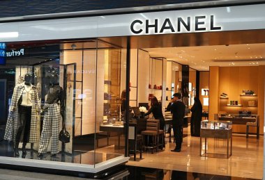 Dubai, Uae - 14 Kasım 2019: Dubai Uluslararası Havalimanı 'nın dışındaki Chanel butik mağazası. Chanel dünya çapında yaklaşık 310 Chanel butiği işletiyor..