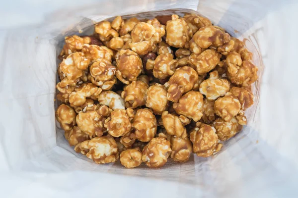 Popcorn karmelowy w papier pudełko z bliska — Zdjęcie stockowe
