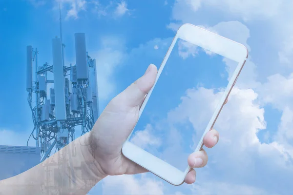 Akıllı telefon ve telekomünikasyon kule mavi gökyüzü arka plan üzerinde tutan el ile çift pozlama