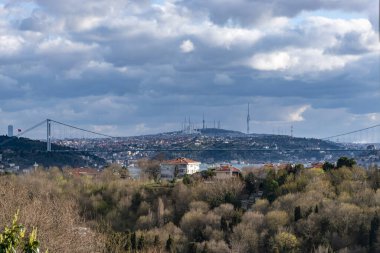 Bulutlu bahar günü Bosphorus Köprüsü bulutlar ve ağaçlar arasındaki uzaklık