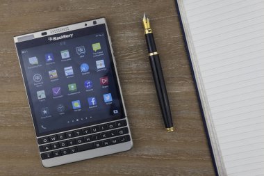 Rusya, Moskova, Şubat 2017 görüntülemek Blackberry smartphone, dolma kalem ve defter masaya Şubat 2017 döşeme üst.