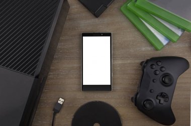 Görünüm tablo üzerinde döşeme oyun diskleri ve oyun tepesinden akıllı telefon, oyun konsolu, oyun pedi, accessorize.