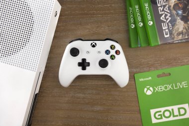 Rusya, Moskova, Ocak 2017 en baştan Xbox'ta bir s gamepad, xbox bir s oyun konsolu, oyun diskleri ve xbox live gold kart masaya Ocak 2017 döşeme görüntüleyin.