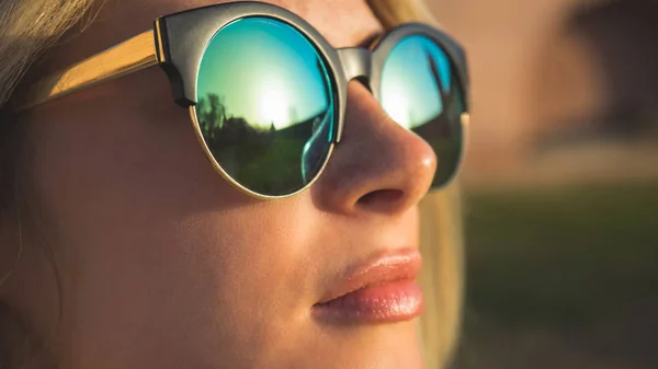 Närbild face porträtt av ung vacker kvinna med perfekt hud i runda solglasögon — Stockfoto