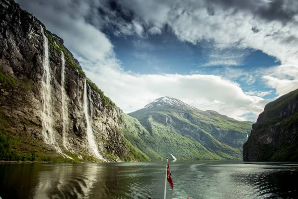 Geiranger Fjord, Schöne Natur Norwegen. — Stockfoto