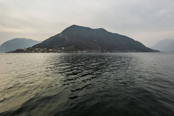 Ilha no lago — Fotografia de Stock