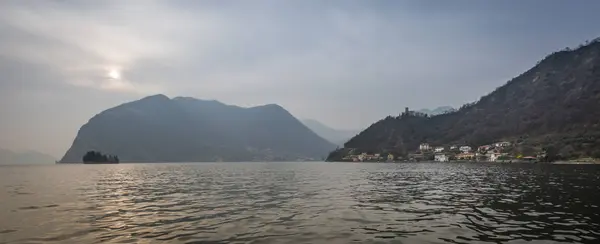 Insel auf dem See — Stockfoto