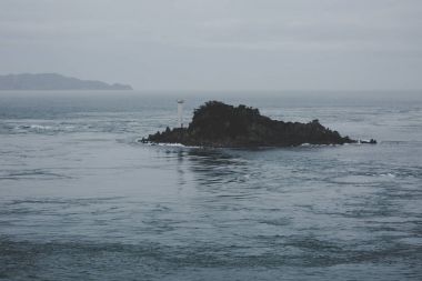 Bir deniz feneri denizin jakuziler Naruto taşla