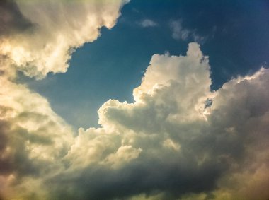 Batan güneşin ışınları güzel bulutlarda