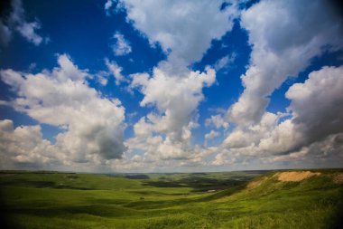 Beyaz bulutların üzerinde Yeşil Vadi