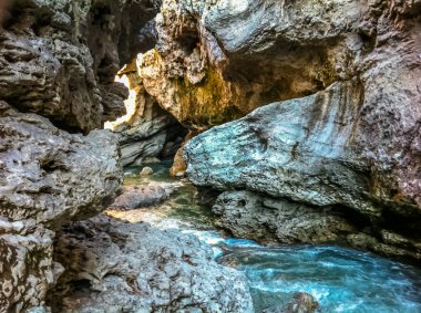 Dağ nehir, nehir yatağı. Kayalık sahil