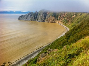 Ohotsk Denizi kıyısında