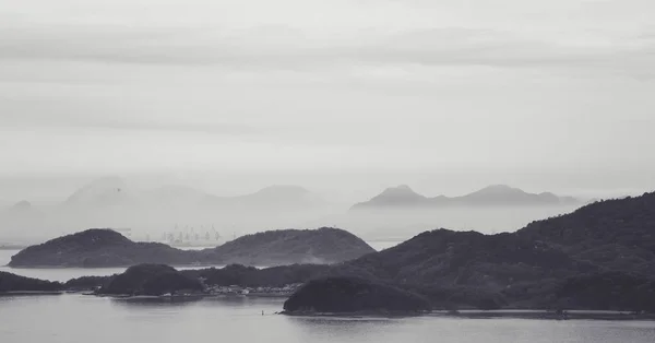 Blick auf die nebligen Inseln, frühmorgens — Stockfoto