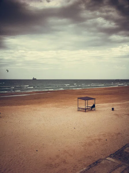 A magányos ember a Kaszpi-tenger partján — Stock Fotó
